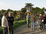 Briefing des débutants, les anciens papotent...